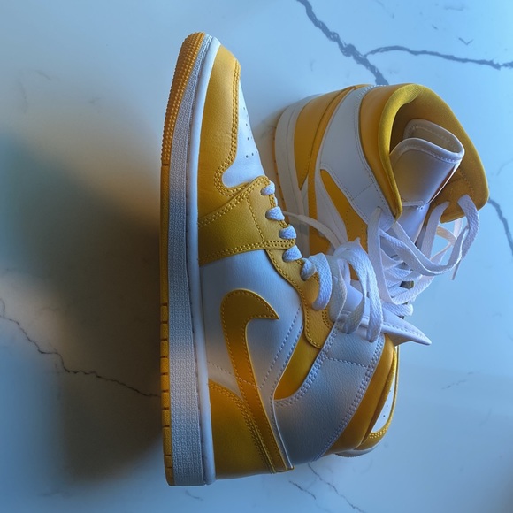 Air Jordan 1 Mid - Picture 10 of 15